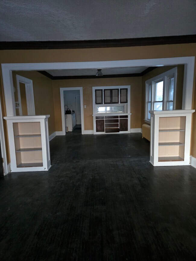 Librerías y aparador empotrados en el salón y el comedor - 716 Elwood Ave N