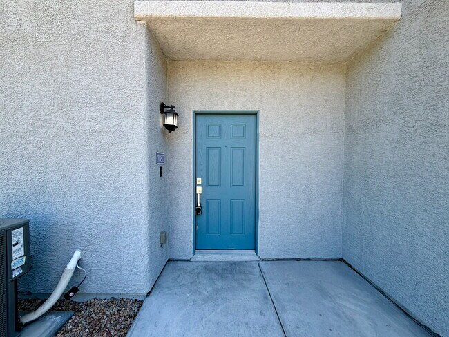Foto del edificio - 3 BED 3 BATH 2 CAR GARAGE TOWNHOUSE W/ PRIVATE YARD, LOFT & BEDROOM DOWNSTAIRS IN GATED COMMUNITY...