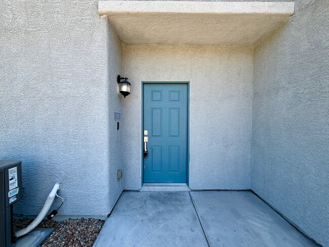 Building Photo - 3 BED 3 BATH 2 CAR GARAGE TOWNHOUSE W/ PRIVATE YARD, LOFT & BEDROOM DOWNSTAIRS IN GATED COMMUNITY...