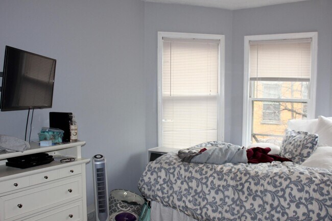 Building Photo - 40 Anderson St