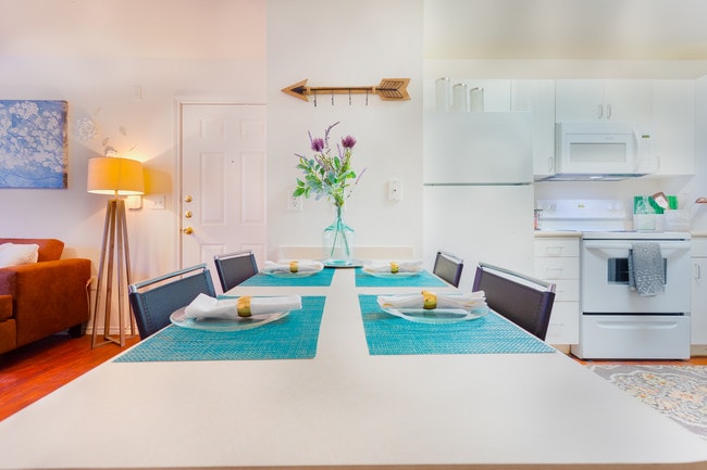 4x4 Small - Dining Area - University Trails