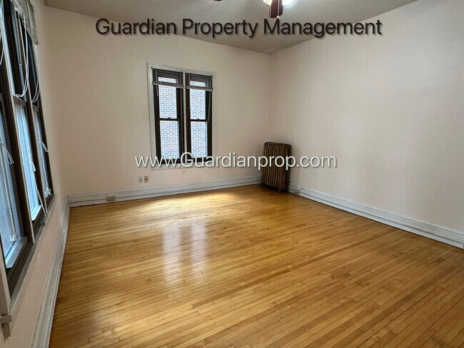 Foto del edificio - Top Floor Studio Lakes Uptown Apartment, Blocks from Both Lakes, Hardwood Floors, One Month Free