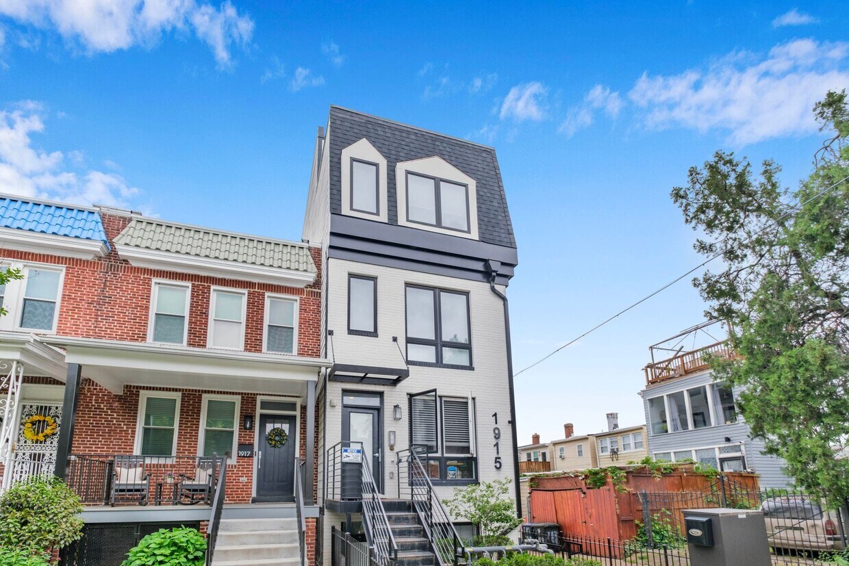 Primary Photo - Stunning 1 BR + Den/2 BA 2-Level Condo in ...