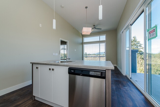 Building Photo - 44565-44565 Vandell Dr