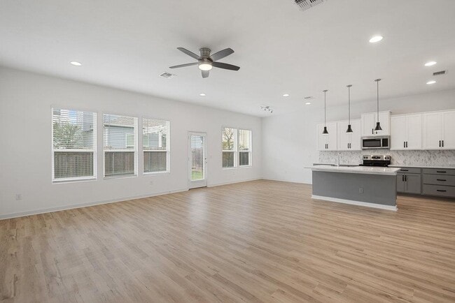 Building Photo - 15100 Forum Ave