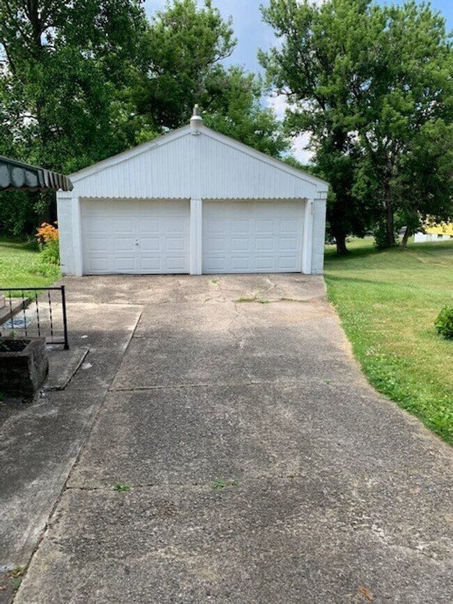 Building Photo - WEST 2 BEDROOM/1.5 BATHS
