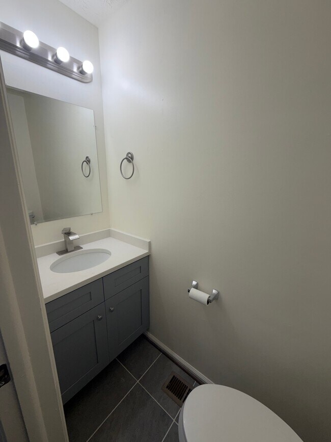 Foto del edificio - 2110 Commodore Ct