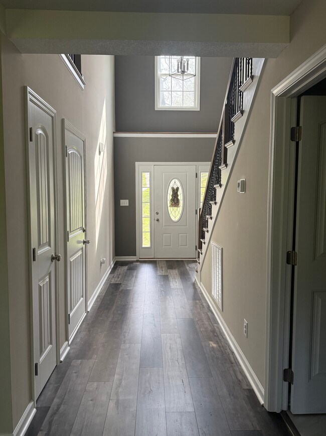 Front Entryway - 1110 Stonebrook Dr