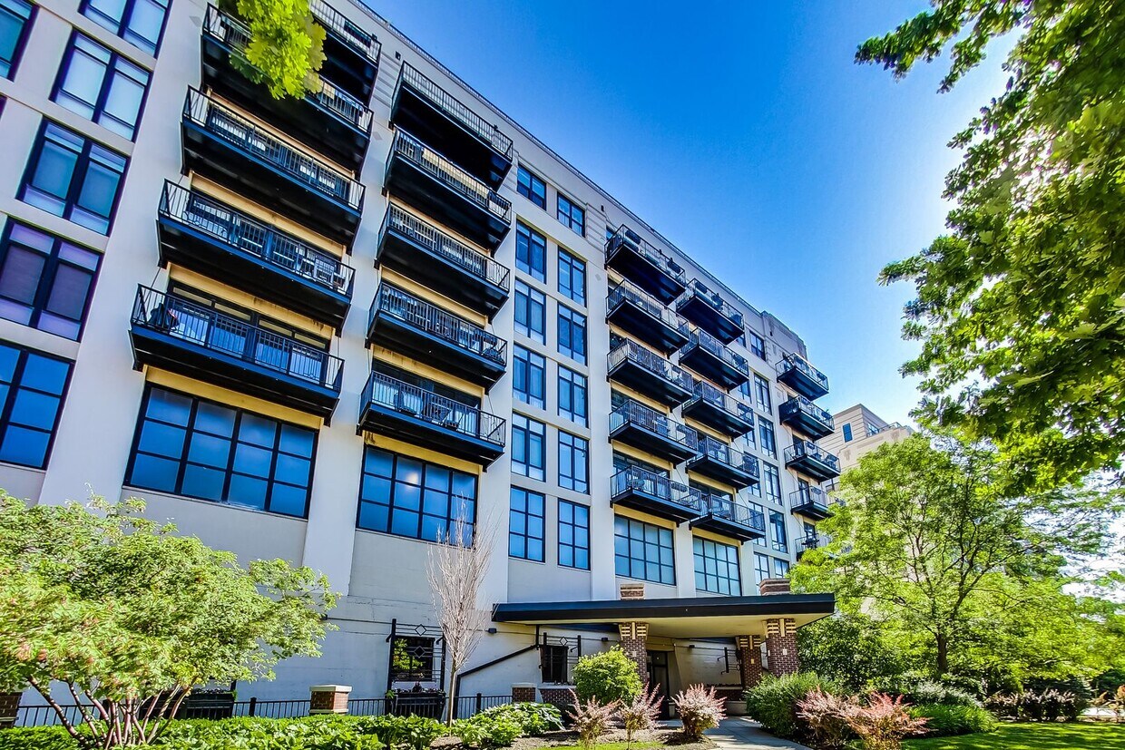 Foto principal - SW CORNER 2 BED / 2 BATH CONDO IN UNIVERSI...
