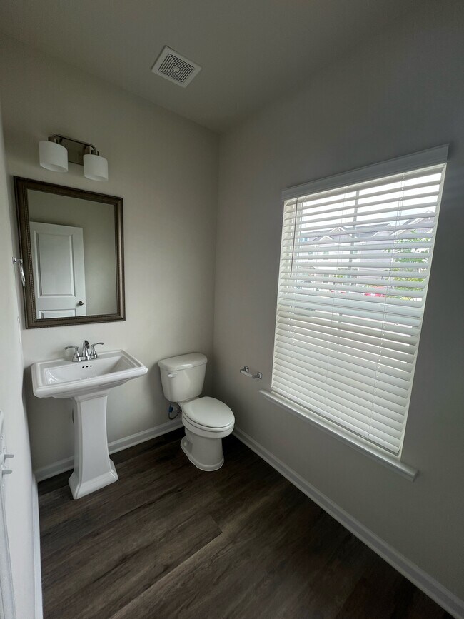 Foto del edificio - 903 Drake Grove Ln