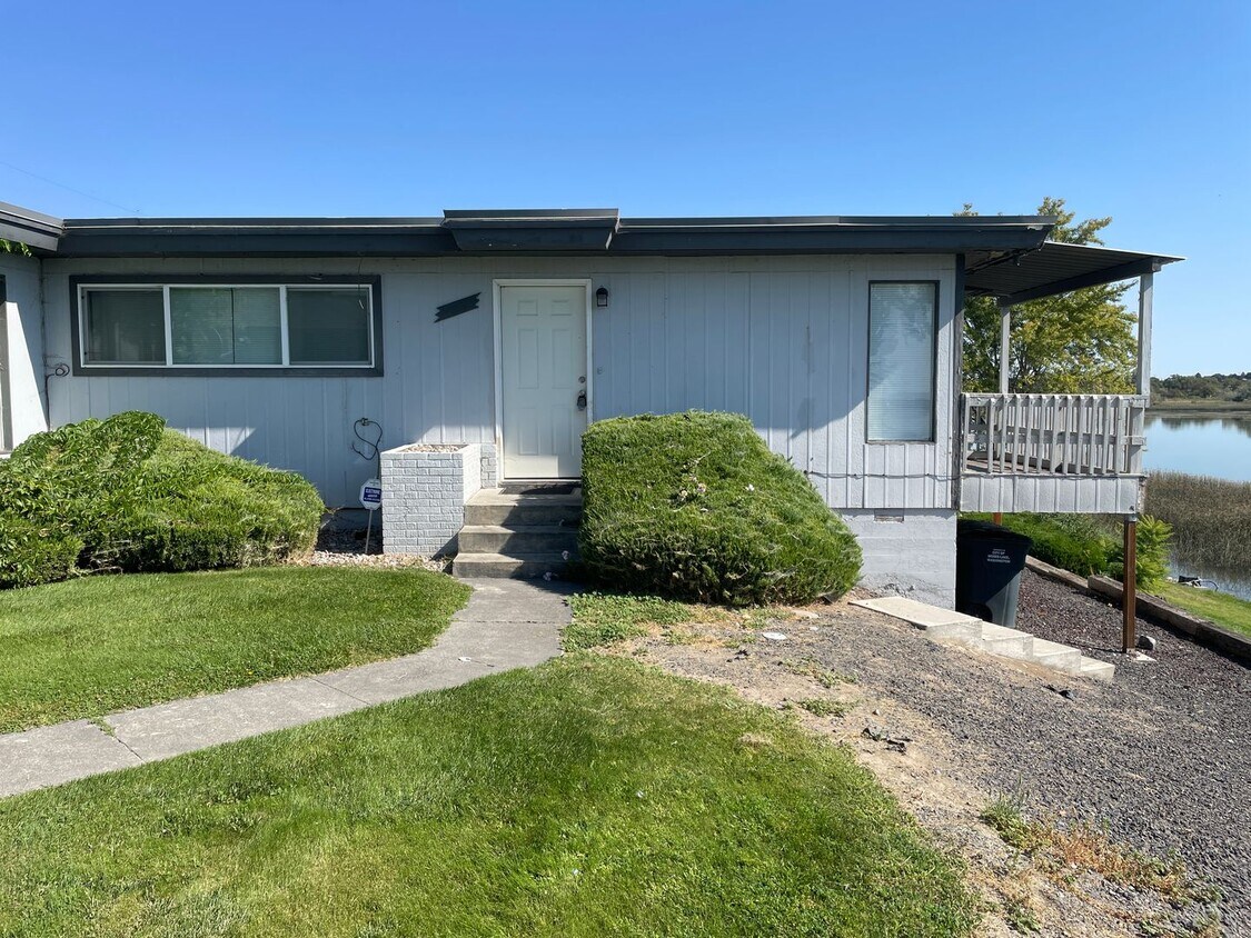 Primary Photo - Affordable Lakefront Living!!
