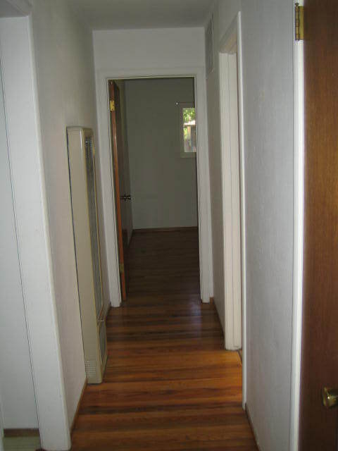 Building Photo - 2 bedroom 1 bath Cute home and Large Backy...