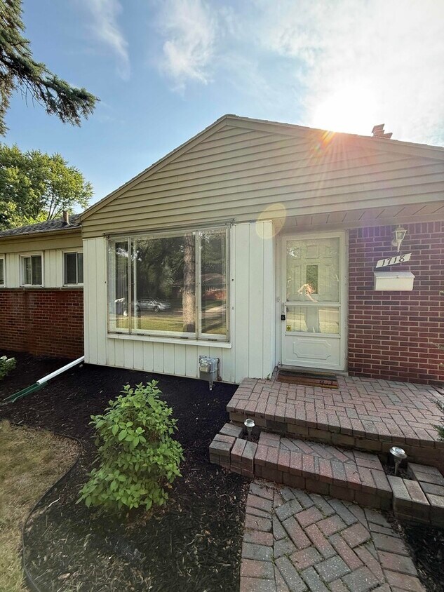 Primary Photo - 1718 Cresthill Ave