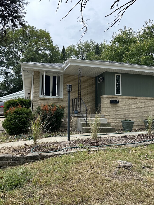 Building Photo - 6036 Urbandale Ave