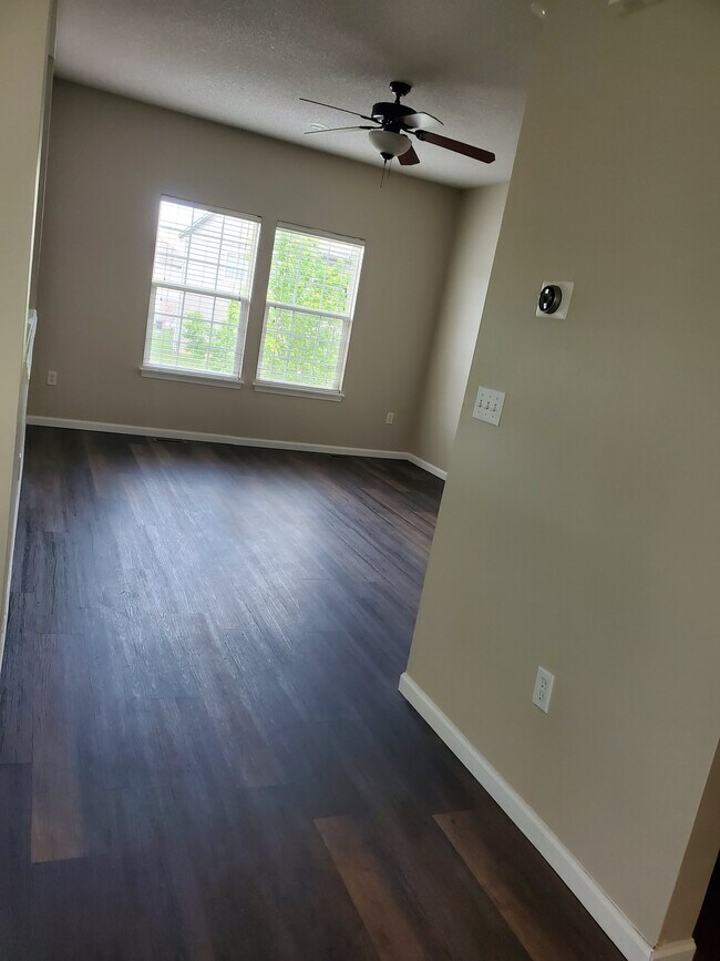 Foto del edificio - 10335 Parkview Ave