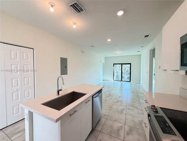 Building Photo - 4640 NW 84th Ave