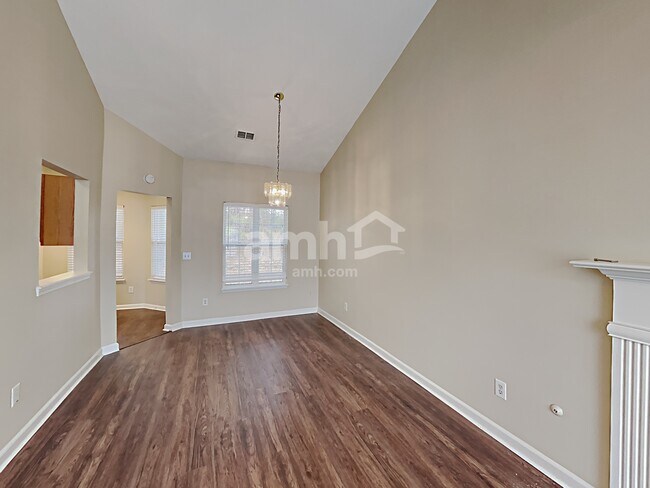 Foto del edificio - 4865 Lake Park Ln
