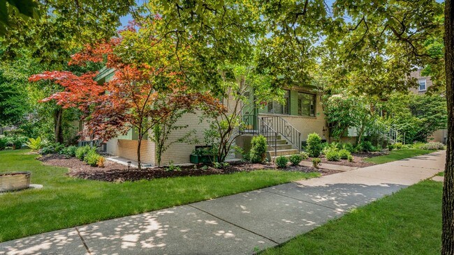 Foto del edificio - 2337 W Chase Ave