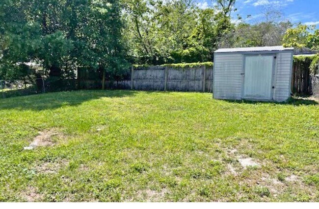 Building Photo - 2 bedrooms and 1 bath, With its central lo...