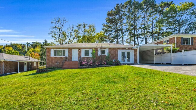 Building Photo - Charming Brick Rancher!