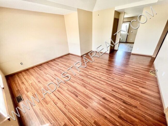 Foto del edificio - Spacious Gardner Duplex-Available in NOVEMBER!!