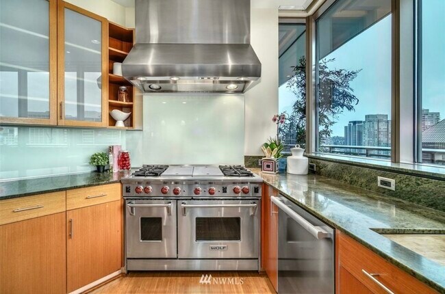 Stainless steel Wolf range - 2033 2nd Ave