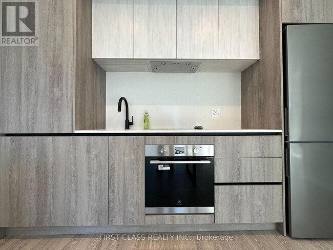 Photo du bâtiment - 2495 Eglinton Ave W