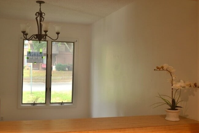 Building Photo - Lovely 2 Bedroom, 2 Bath Condo in Prime Lo...