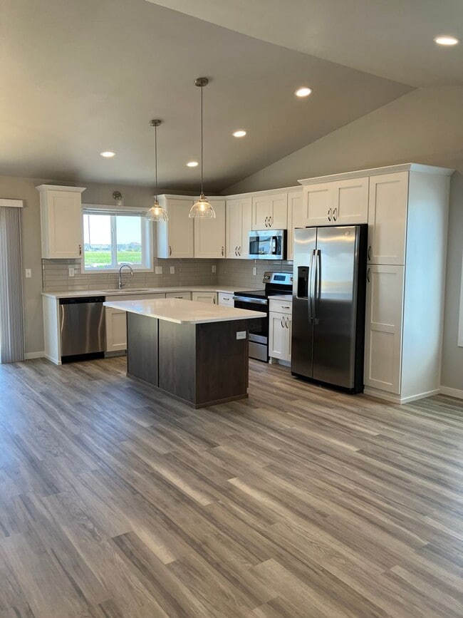 Building Photo - 4 Bed 3 Bath Single Family Home