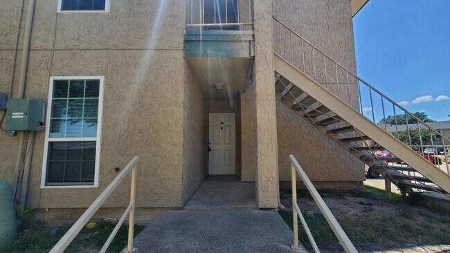 Foto del edificio - Spacious 2 bedroom condo for a great price!