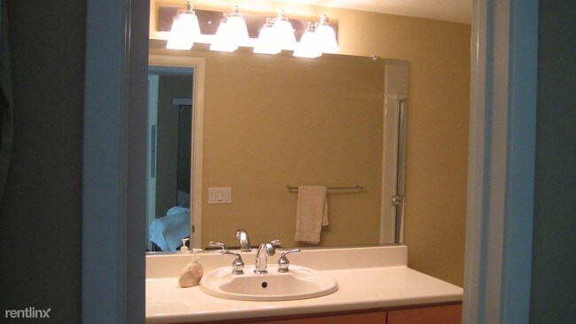 Building Photo - 2 br, 1 bath  - 600 W 3rd St Apt A110