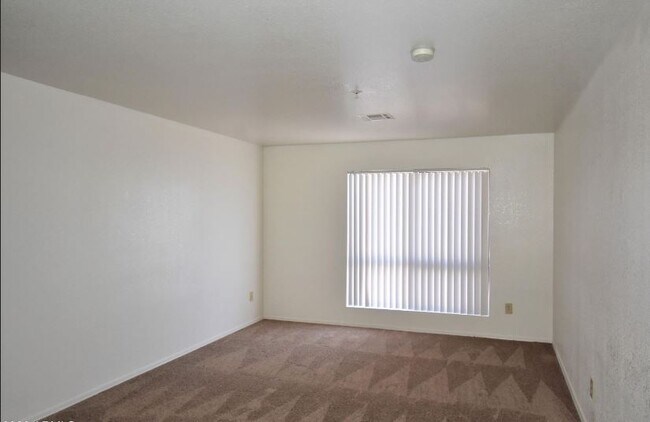 Living - 16033 N 25th St