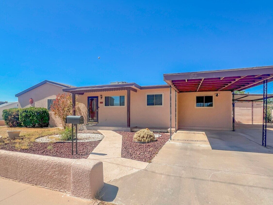 Primary Photo - Spacious 3 Bedroom 2 Bath Home on Corner Lot