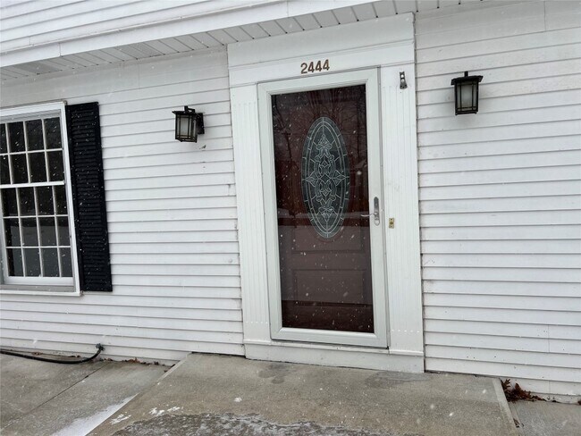 Foto del edificio - 2444 Rhonda Dr