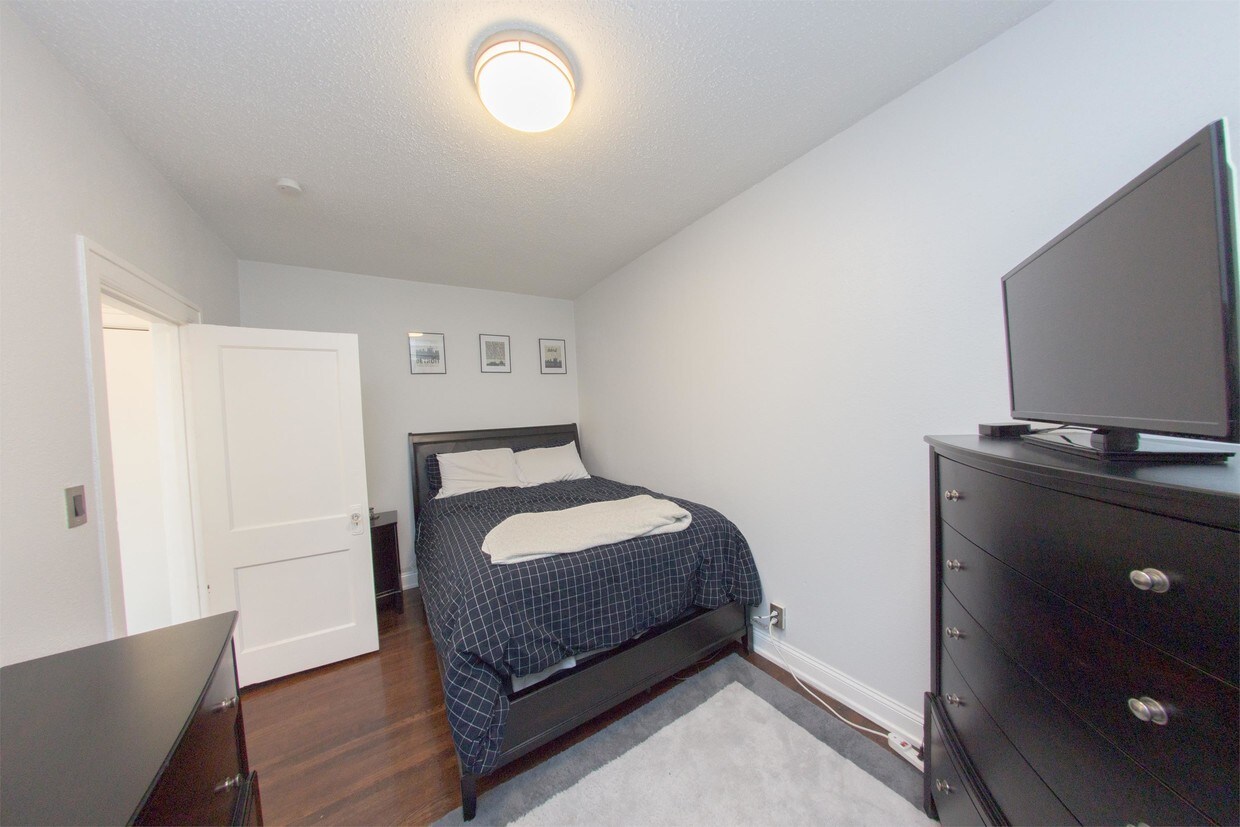 Primary Photo - 484 Brainard St