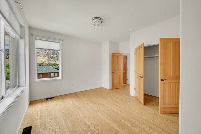 Foto del edificio - 4 bedroom, 3 bath with separate ADU