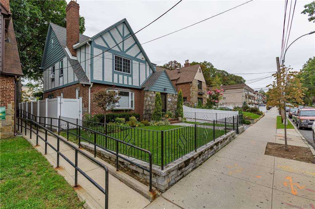 Primary Photo - 87-10 Midland Pkwy