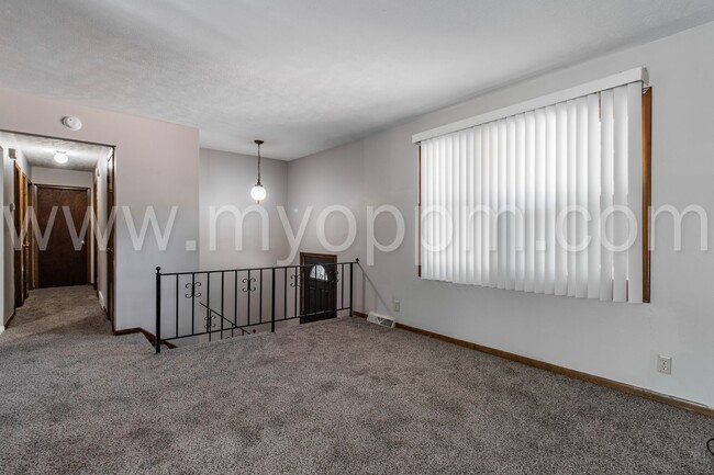 Building Photo - Beautiful 3 Bedroom / 2.5 Bath | 120th and...