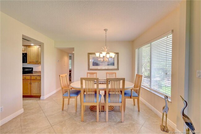 Building Photo - 271 NE Edgewater Dr