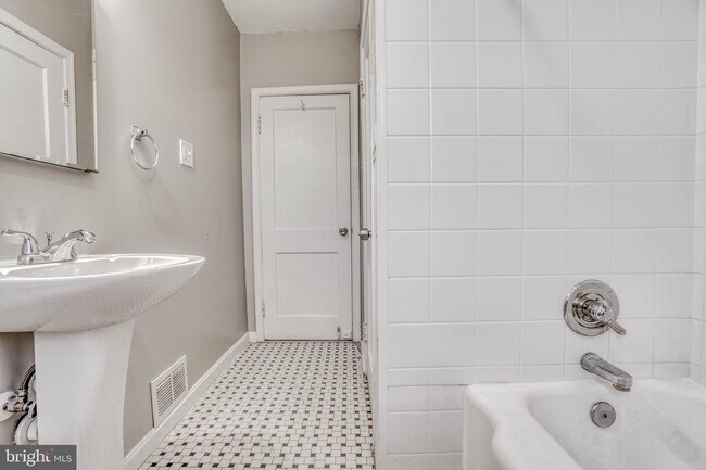 Building Photo - 421 Scarsdale Rd