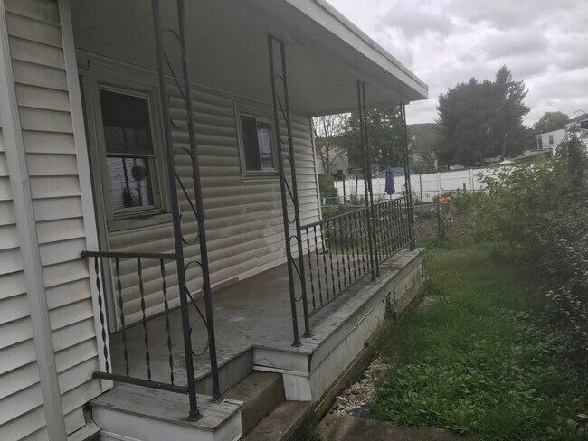 Foto del edificio - 307 E Railroad St