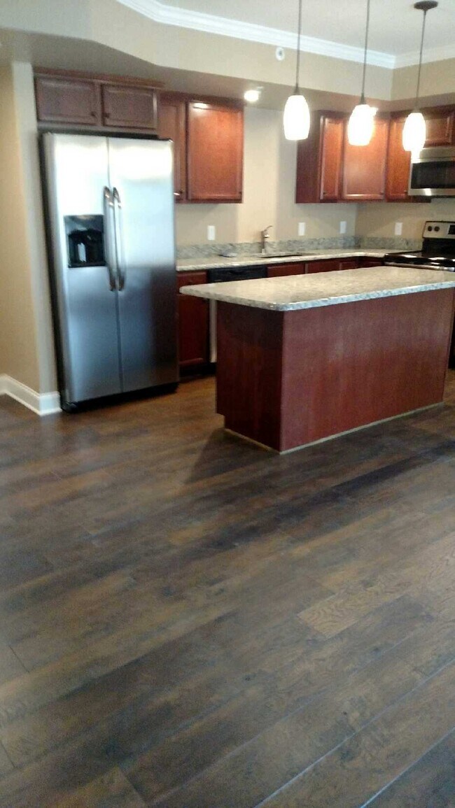 Building Photo - 304 Hollow Dr