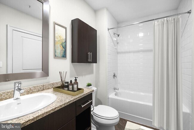 Foto del edificio - 230 N Christopher Columbus Blvd
