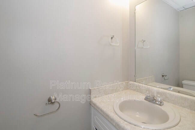 Foto del edificio - 820 Golf View Pl