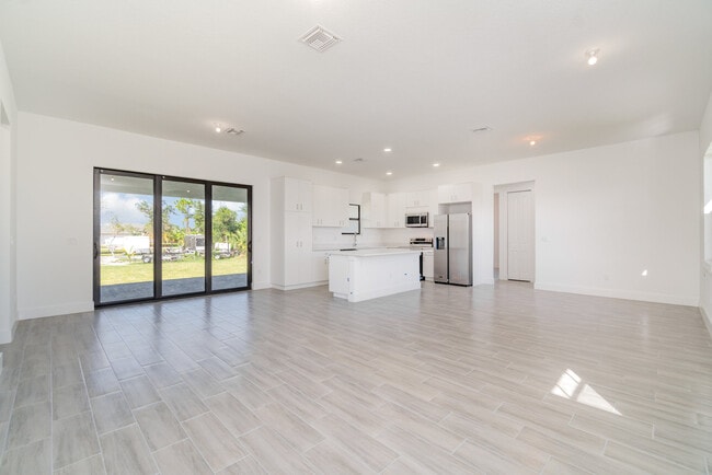 Building Photo - 15633 Lakeland Cir