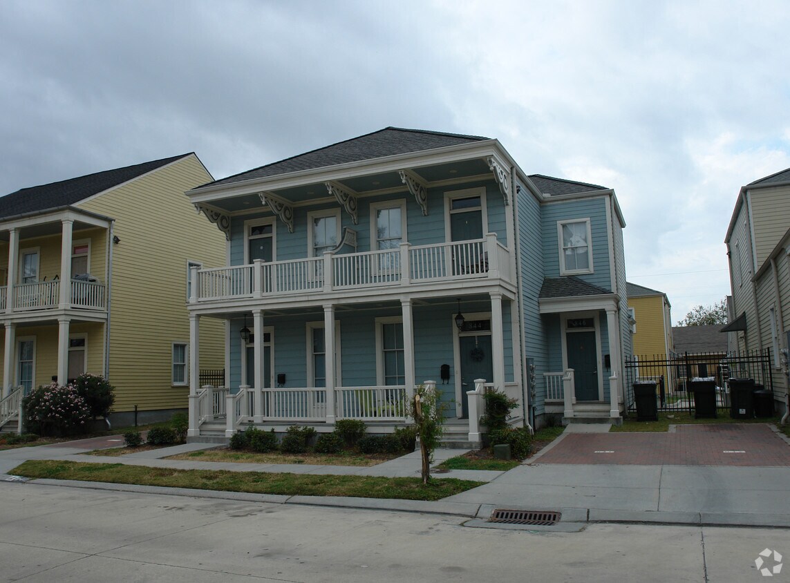 Building Photo - 842 Adele Dr