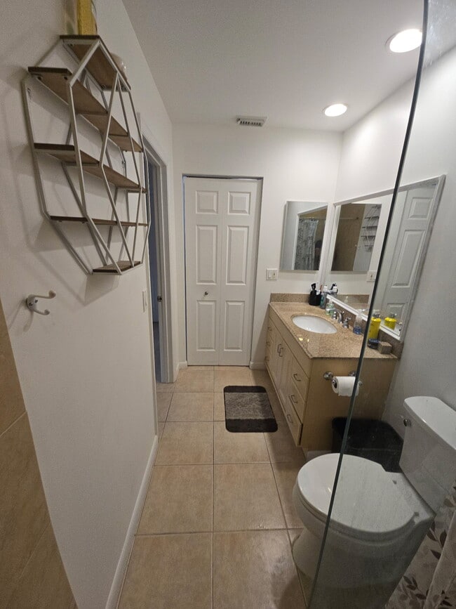 Building Photo - 402 Lakewood Ct