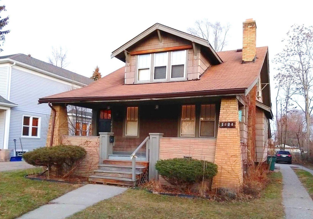 1424 Pinecrest Dr, Ferndale, MI 48220 House Rental in Ferndale, MI