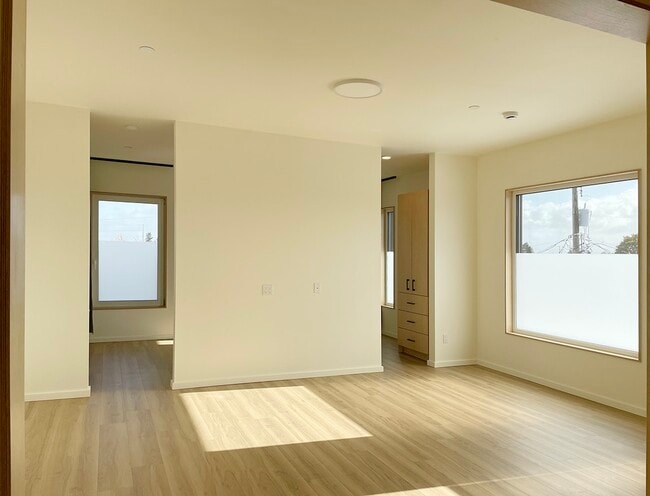 Building Photo - 1614 6th Ave