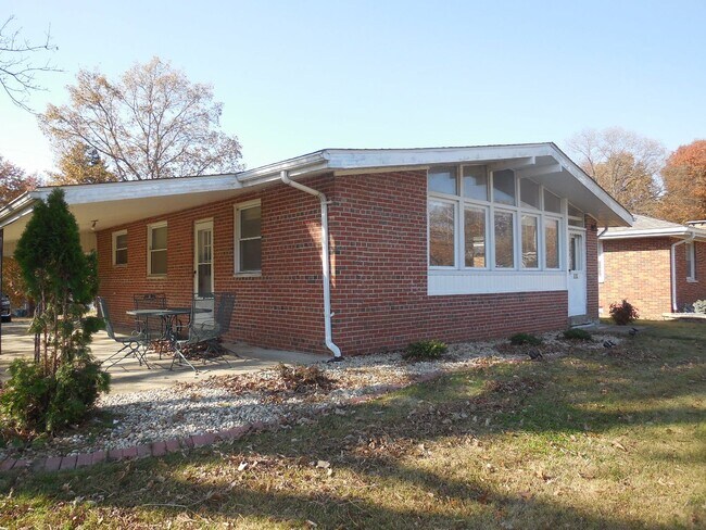 Foto del edificio - Two Bedroom Home with Large Yard and Updated Kitchen!